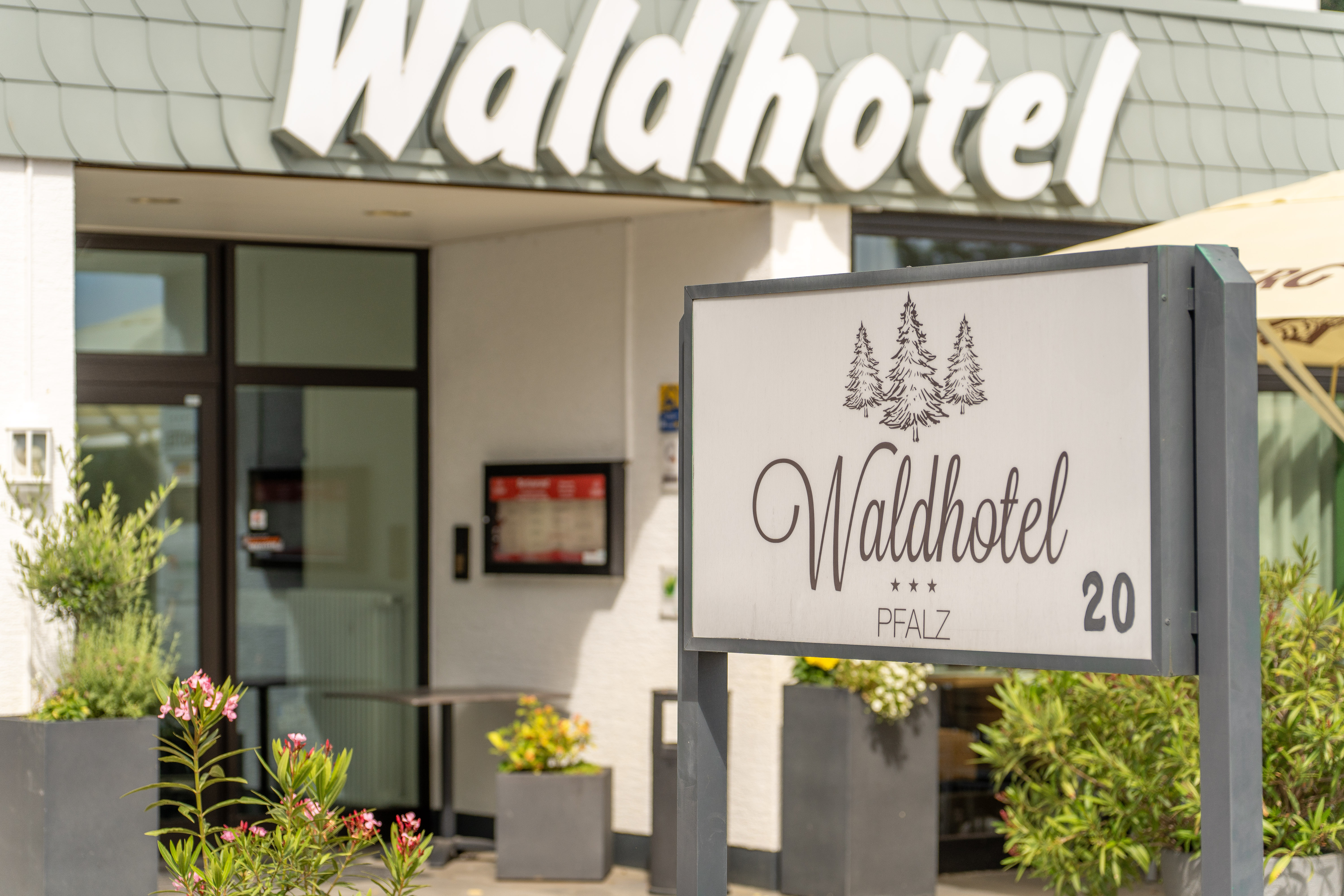 Eingangsbereich und Schild Waldhotel Eisenberg Pfalz