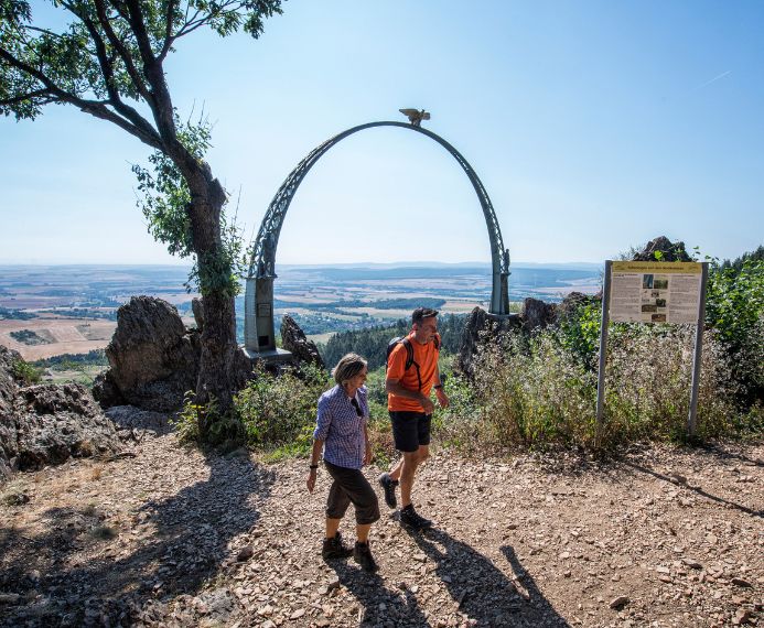 Zwei Wanderer im Sommer in der Pfalz